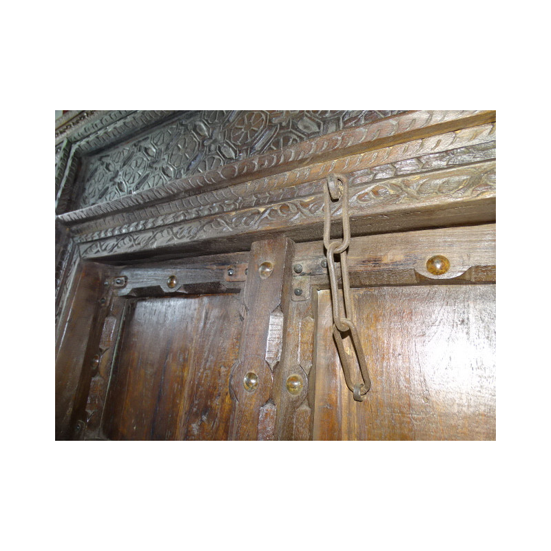 Porta di casa patinata nel buio
