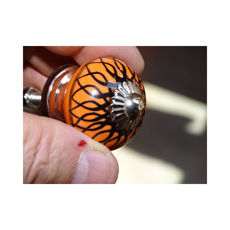 mini botones en cerámica naranja y espiral negra - plata
