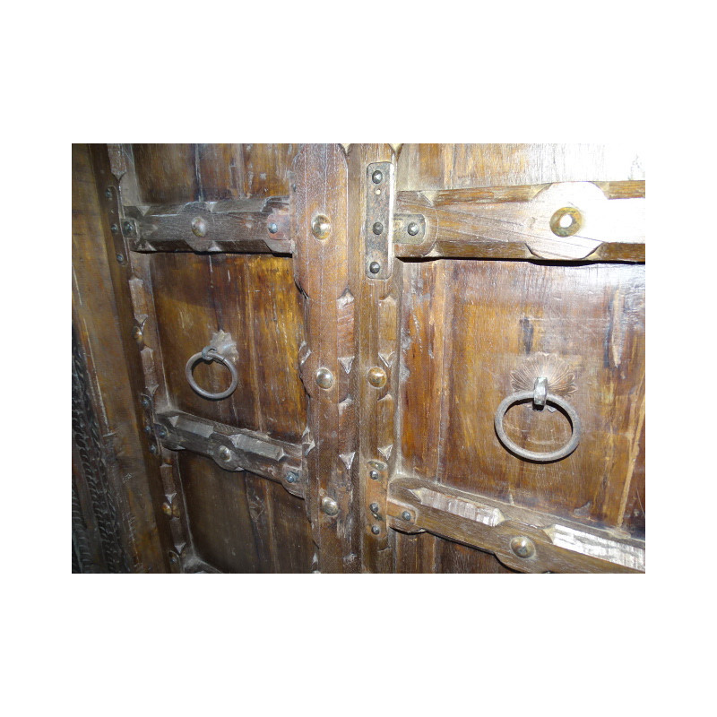 Porte de maison patinée en foncé