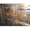 Porta di casa patinata nel buio