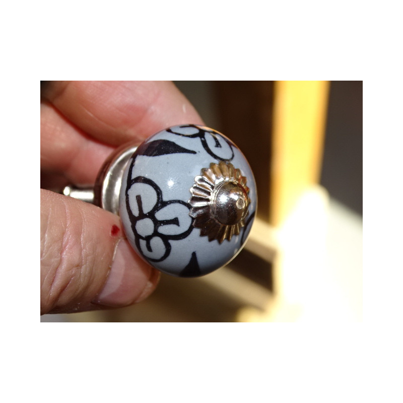 mini boutons en céramique grise et 3 fleurs noires - argenté