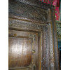 Porta di casa patinata nel buio