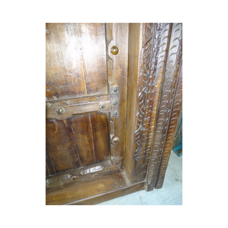 Porta di casa patinata nel buio