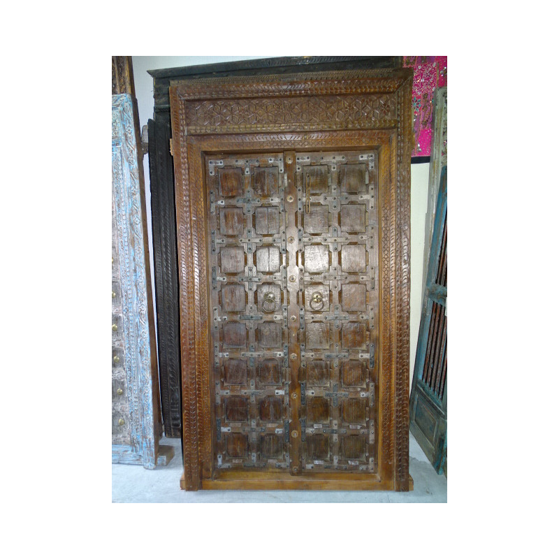 Porte de maison patinée en foncé avec garnitures acier