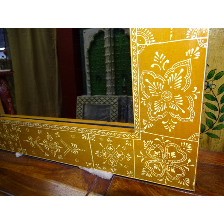 Espejo rectangular dorado y relieve pintado en crudo de 120x60 cm