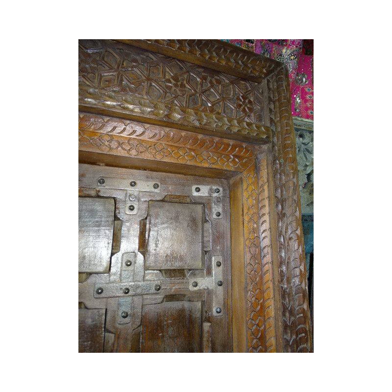 Porte de maison patinée en foncé avec garnitures acier