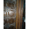 Puerta de casa patinada en color oscuro con herrajes de acero