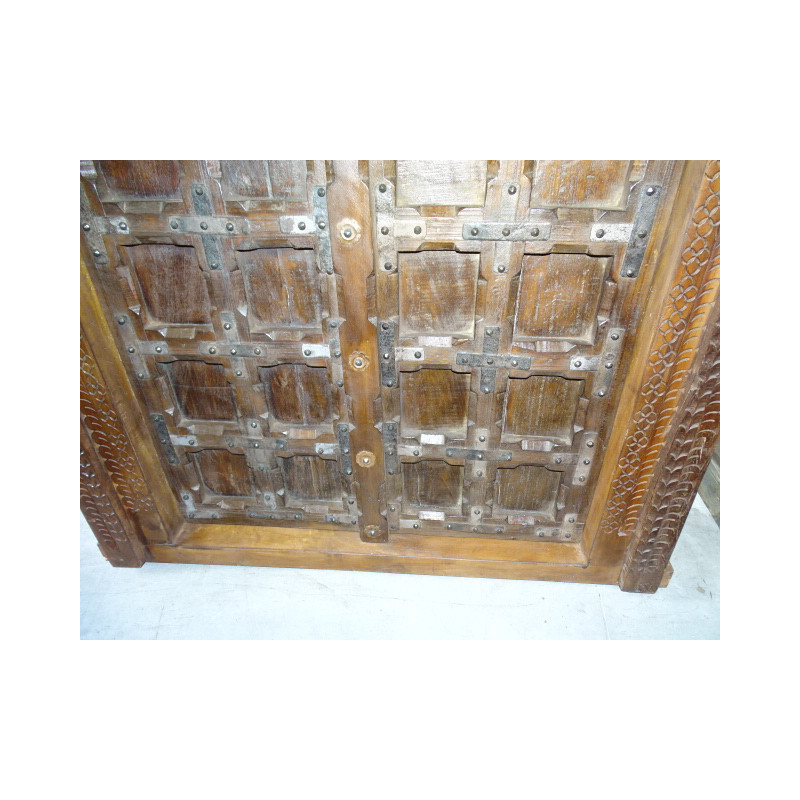 Porta di casa patinata al buio con raccordi in acciaio
