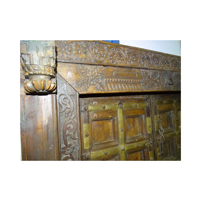Très vieille porte basse de maison indienne avec linteau et 2 patères