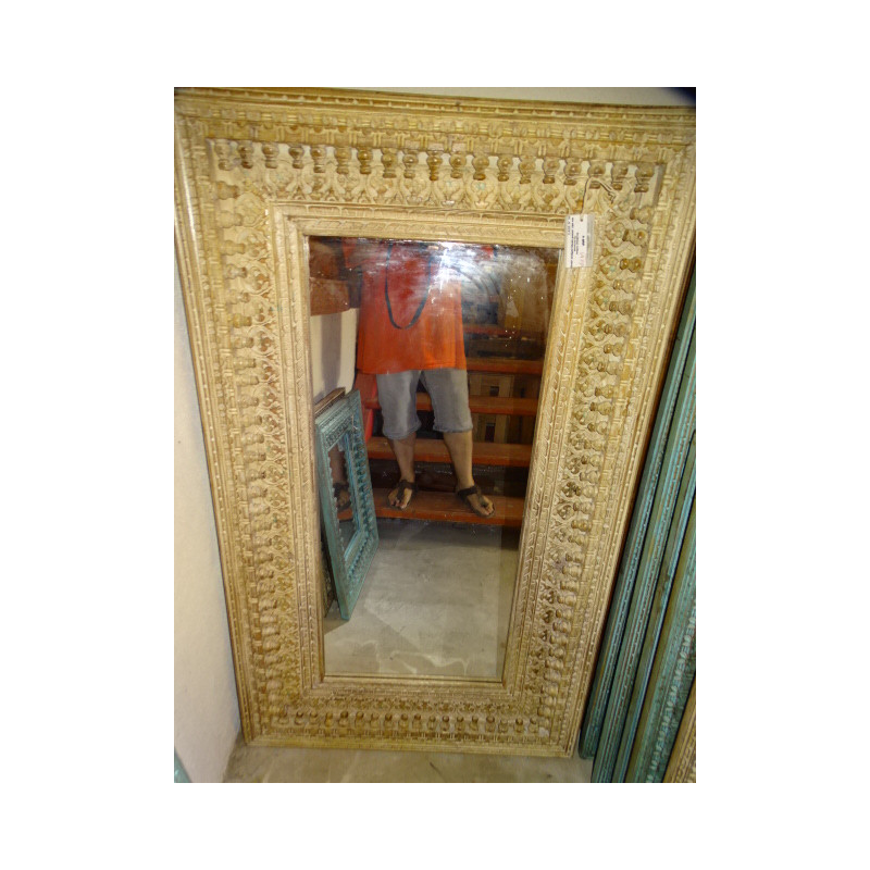Großer Spiegel geschnitzt und patiniert in sandigem Weiß in 90x120 cm