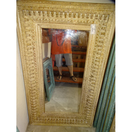 Grand miroir sculpté et patiné en blanc poncé en 90x120 cm