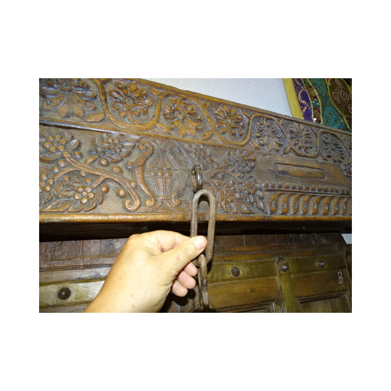 Très vieille porte basse de maison indienne avec linteau et 2 patères