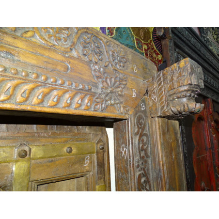 Sehr alte indische niedrige Haustür mit Sturzhaken