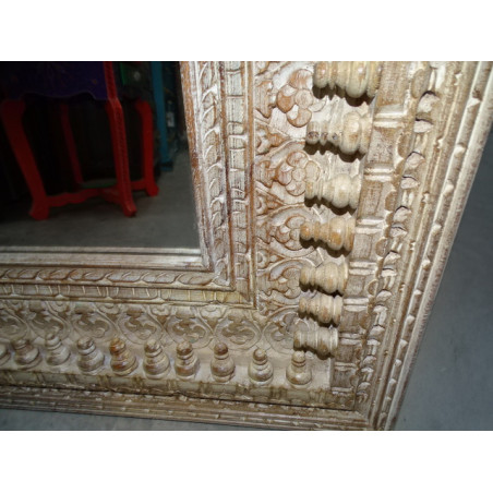 Specchio grande intagliato e patinato in bianco sabbiato nel formato 90x150 cm