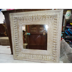 Specchio grande intagliato e patinato in bianco sabbiato nel formato 90x90 cm