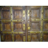 Très vieille porte basse de maison indienne avec linteau et 2 patères