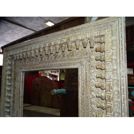 Großer Spiegel geschnitzt und patiniert in sandigem Weiß in 90x90 cm