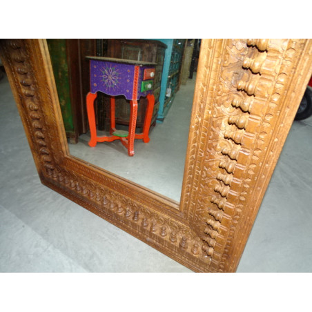 Großer Spiegel geschnitzt und patiniert in Honigfarbe in 90x90 cm