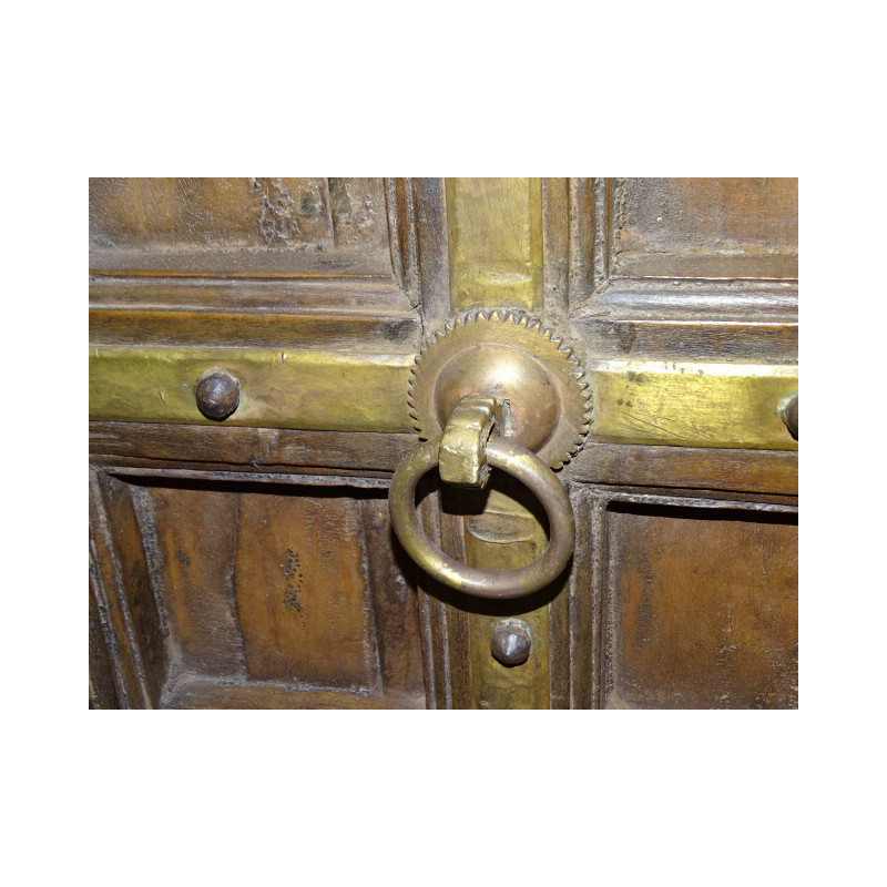 Très vieille porte basse de maison indienne avec linteau et 2 patères