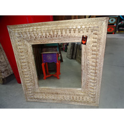 Grand miroir sculpté et patiné en blanc poncé en 100x100 cm
