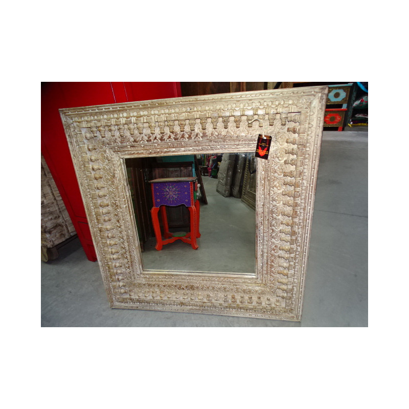 Specchio grande intagliato e patinato in bianco sabbiato nel formato 100x100 cm