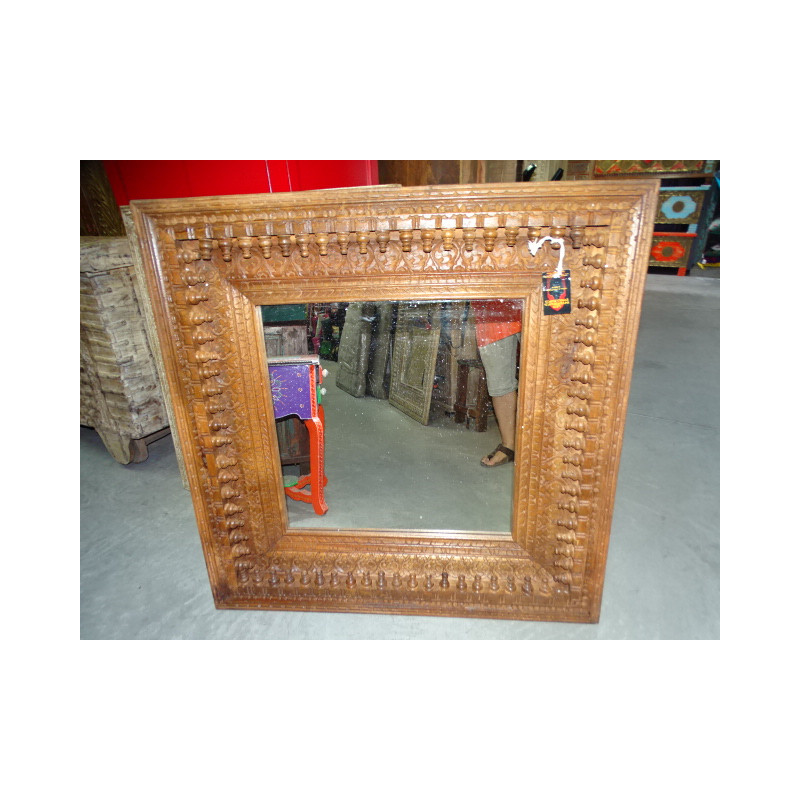 Specchio grande intagliato e patinato color miele in 100x100 cm
