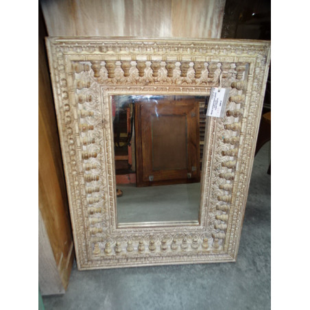 Specchio grande intagliato e patinato in bianco sabbiato nel formato 60x75 cm