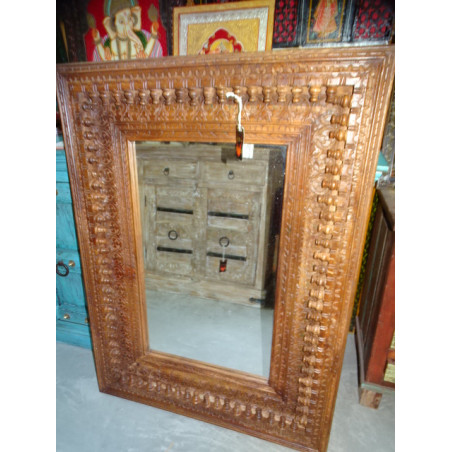 Specchio grande intagliato e patinato color miele in 60x75 cm