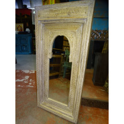 Grande specchio intagliato JHAROKHA patinato in bianco sabbiato in 69x10x146 cm