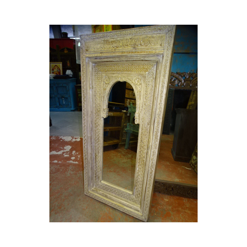 Grande specchio intagliato JHAROKHA patinato in bianco sabbiato in 69x10x146 cm