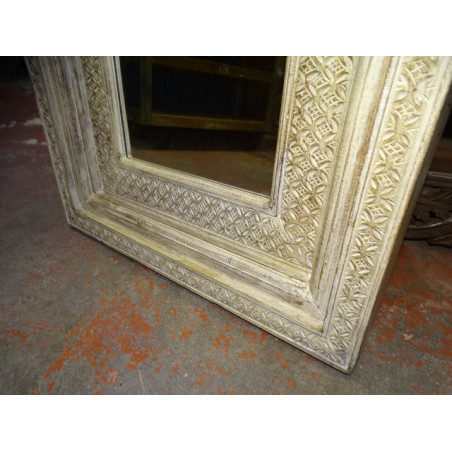 Gran espejo tallado JHAROKHA patinado en blanco arenado de 69x10x146 cm