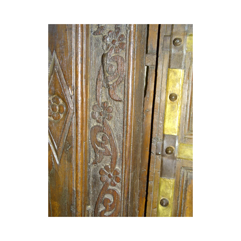 Très vieille porte basse de maison indienne avec linteau et 2 patères