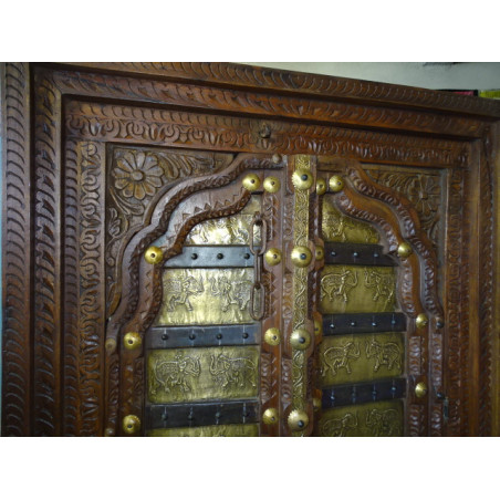 Antiguos armarios decorados con motivos de elefante en placas de latón