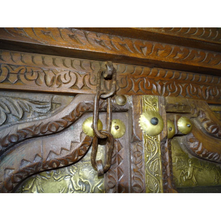 Alte Schranktüren mit Elefantenmotiven verziert Messingplatten