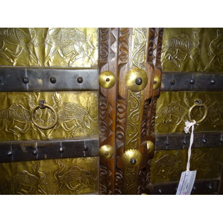 Vieilles portes de placard ornée de plaques de laiton motifs chameaux