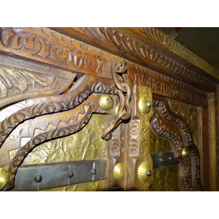 Vecchie ante dell'armadio decorate con piatti in ottone a motivi di cammello