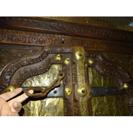 Puertas de armarios antiguas decoradas con motivos de camello, placas de latón