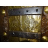 Puertas de armarios antiguas decoradas con motivos de camello, placas de latón