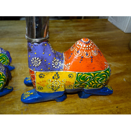 Set di 3 cammelli in metallo e legno intagliati e dipinti a mano