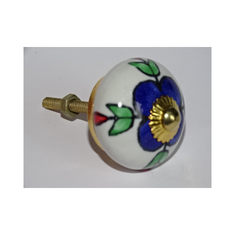 Manopole bianche dei cassetti con fiori blu oltremare