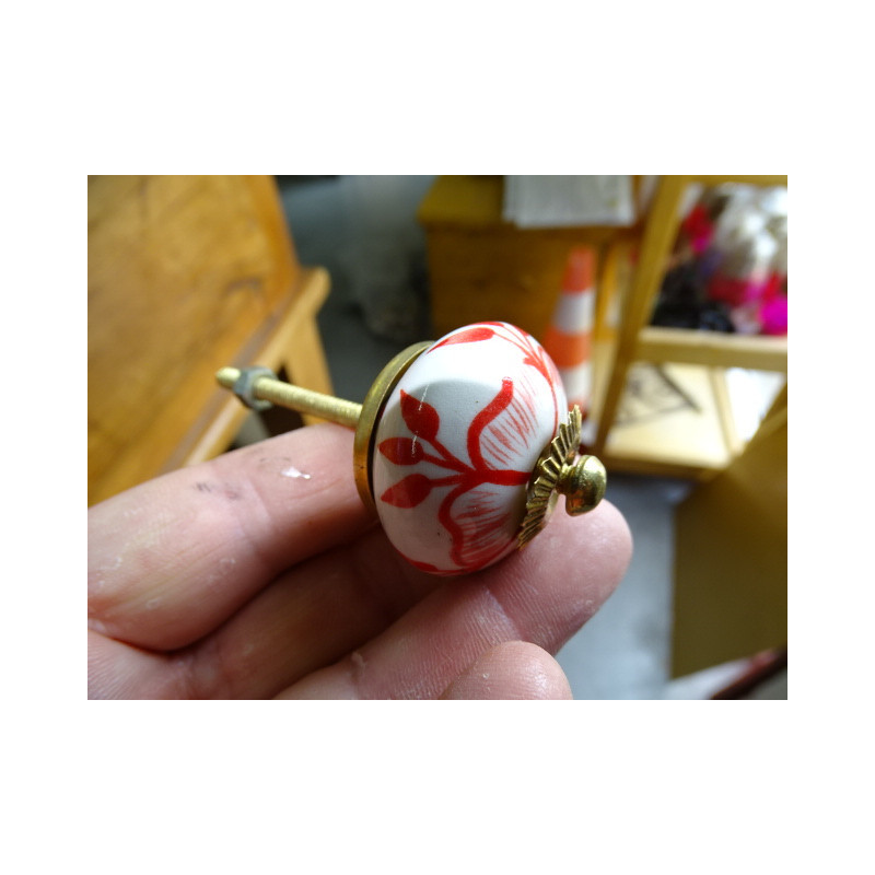 Boutons de tiroirs avec fleurs déssinées rouges