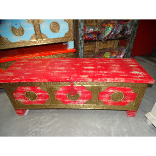 Cassapanca lunga con rivestimento in legno di mango con patina rossa e ottone