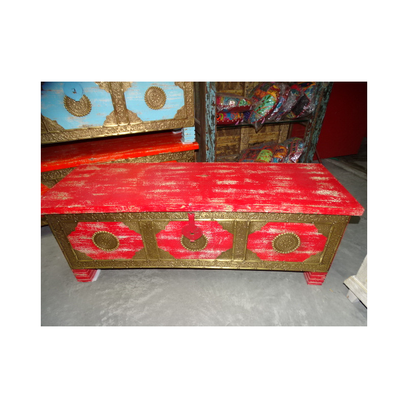 Cofre largo con tapa de madera de mango con pátina roja y latón