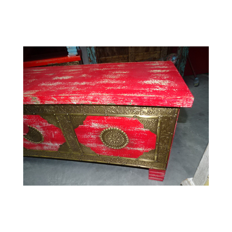 Cassapanca lunga con rivestimento in legno di mango con patina rossa e ottone