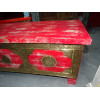 Cassapanca lunga con rivestimento in legno di mango con patina rossa e ottone