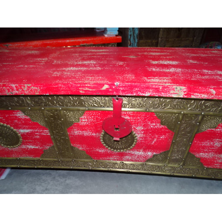 Cassapanca lunga con rivestimento in legno di mango con patina rossa e ottone