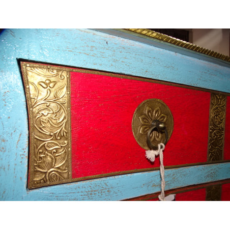 Cómoda indio rojo y turquesa con 6 cajones decorados con latón