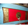Cómoda indio rojo y turquesa con 6 cajones decorados con latón