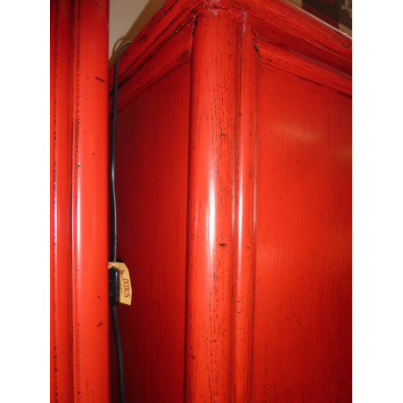 Grande armoire laquée rouge
