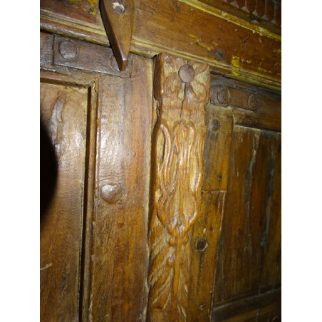 Gran armario con puertas antiguas de color teca